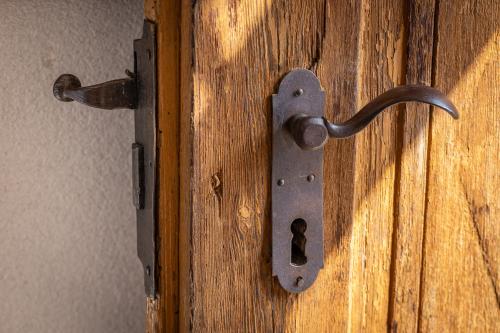 a metal door handle on a wooden door at Casa Lateis 24 in Lateis