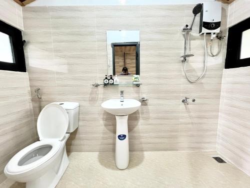 a bathroom with a toilet and a sink at Vạn Tùng Homestay & Café in Xuan An