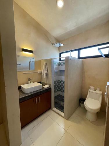 un baño con inodoro y lavabo en Casa Rey, en Progreso