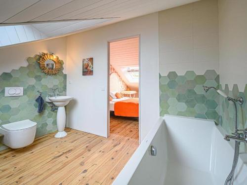 une salle de bain avec toilettes et lavabo dans l'établissement L'Atelier d'artiste by Domaine de Colomban - plages et commerces à pieds, à Carnac