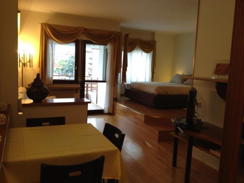 pokój hotelowy z łóżkiem i stołem oraz pokój w obiekcie Casa Palladio 29 w Weronie