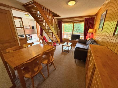 un salon avec une table en bois et un canapé dans l'établissement Appartement lumineux pour 6, à 50m des pistes et des commerces, St Martin de Belleville. - FR-1-452-139, à Saint-Martin-de-Belleville