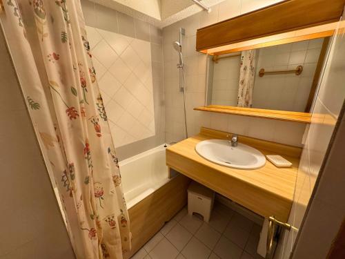 a bathroom with a sink and a shower curtain at Duplex classique 6 pers à 50m du télécabine, 2 chambres - FR-1-452-139 in Saint-Martin-de-Belleville