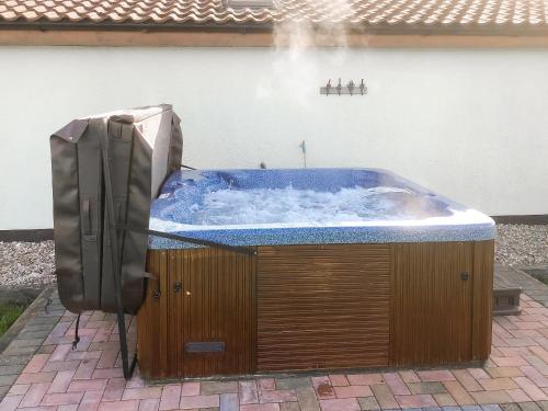 una Jacuzzi ificialificialificialificialificialificialificialificialificialificialificialificialificialificialificiale di Hawthorne Cottage a Winthorpe