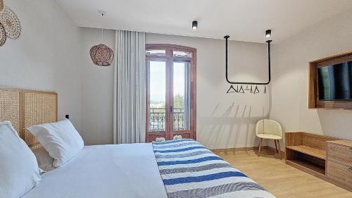 a bedroom with a bed and a window at Intense Boutik-Hôtel in Port-Vendres