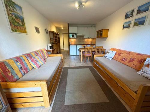 un salon avec deux canapés et une cuisine dans l'établissement Appartement de 2 pièces pour 4 pers. en face du télécabine à Saint Martin de Belleville - FR-1-452-114, à Saint-Martin-de-Belleville
