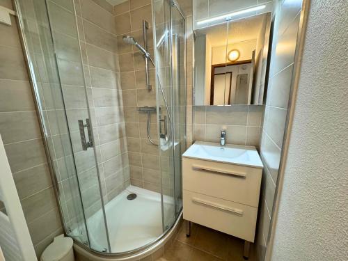 une salle de bain avec une douche, un lavabo et des toilettes dans l'établissement Appartement de 2 pièces pour 4 pers. en face du télécabine à Saint Martin de Belleville - FR-1-452-114, à Saint-Martin-de-Belleville