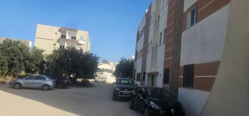 Ảnh trong thư viện ảnh của une chambre, un salon, cuisine et balcon ở Monastir