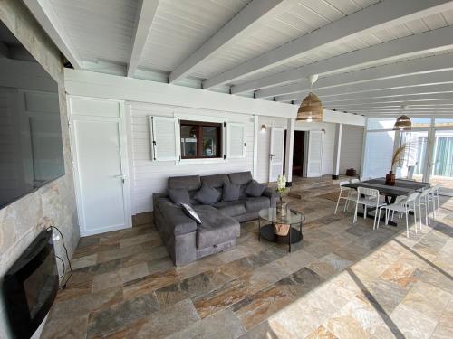 a living room with a couch and a table at Chalet Albariza in Sanlúcar de Barrameda