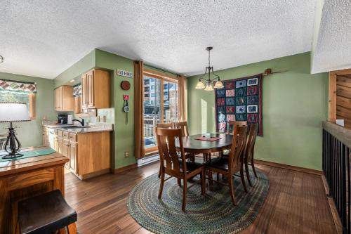 Η κουζίνα ή μικρή κουζίνα στο Cedars 42 Ski In-Ski Out, Walk to Main St, Sleeps 10