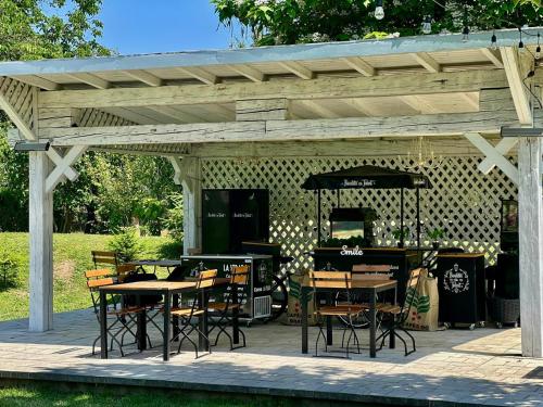 Taman di luar Domeniile Martinutzi -Hotel Cardinal si Conac Rhedey