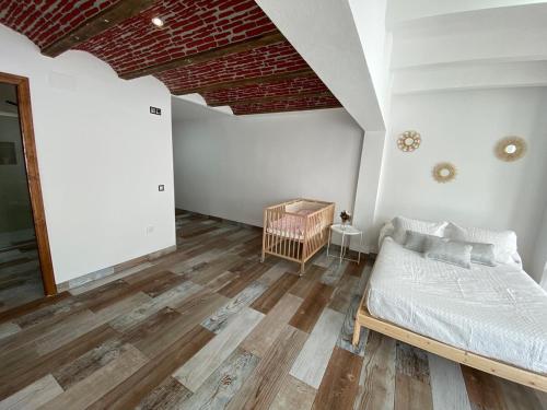 a bedroom with a bed and a brick ceiling at Chalet Albariza in Sanlúcar de Barrameda