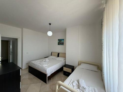Ένα ή περισσότερα κρεβάτια σε δωμάτιο στο Leo Apartament