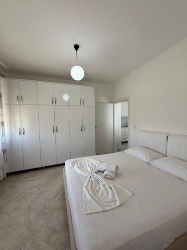 Ένα ή περισσότερα κρεβάτια σε δωμάτιο στο Leo Apartament