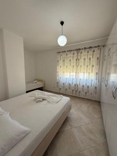 Ένα ή περισσότερα κρεβάτια σε δωμάτιο στο Leo Apartament