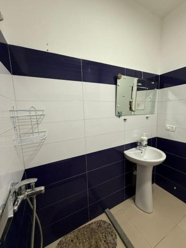Ένα μπάνιο στο Leo Apartament