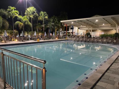 a swimming pool at a hotel at night at Flat Diroma Fiori in Caldas Novas