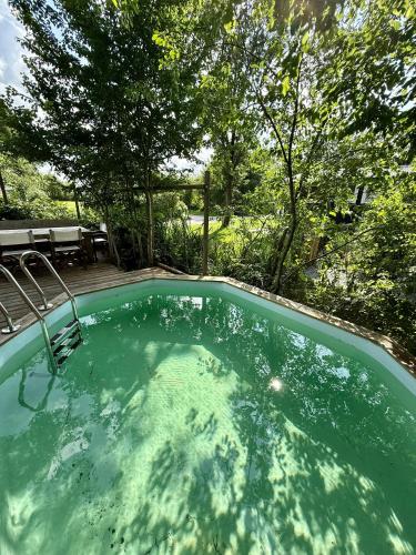 a hot tub in the middle of a yard at Glampingtent Grou in Grou