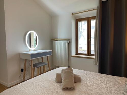 - une chambre avec un lit, un miroir et un lavabo dans l'établissement L'escapade sur l'île Saint Laurent, à Chalon-sur-Saône