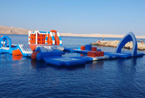 ein Wasserpark mit einer Wasserrutsche im Wasser in der Unterkunft Apartmani Sara Marija in Karlobag