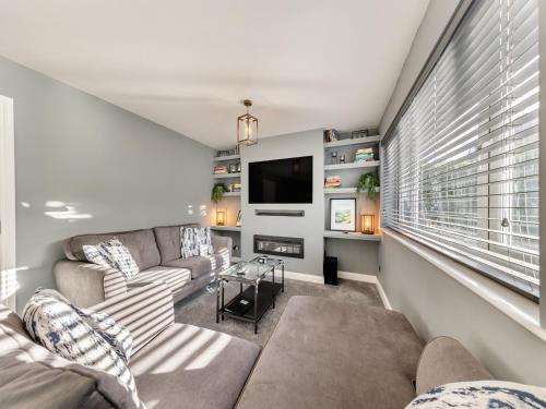 ein Wohnzimmer mit Sofa und Fernseher in der Unterkunft House In The Hills in Church Stretton