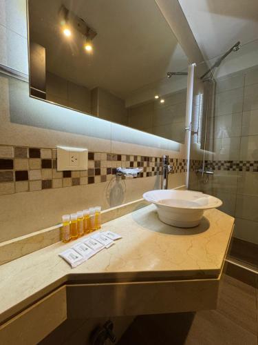 un bagno con lavandino e specchio di Syrah Suites a Buenos Aires