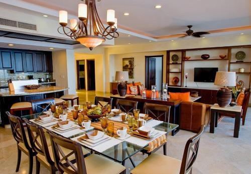 une salle à manger avec une table et des chaises et une cuisine dans l'établissement Garza Blanca Preserve Resort and Spa, à Puerto Vallarta