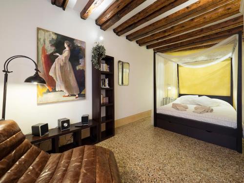 1 dormitorio con 1 cama con espejo grande en Casa Margherita, en Venecia