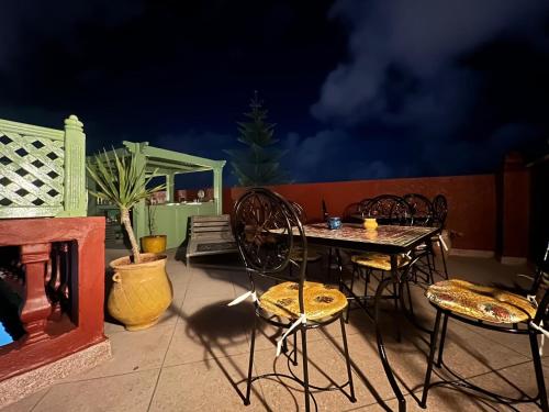 Un balcón o terraza en Riad Zahrat Al Fajr
