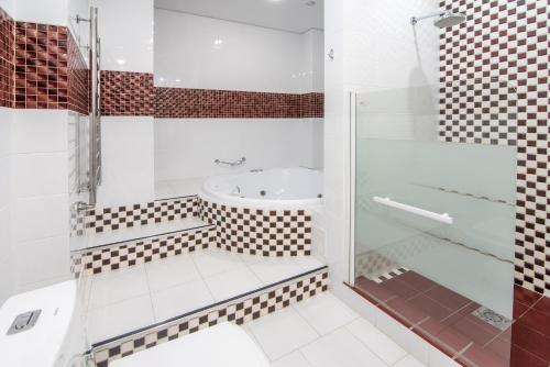 y baño con ducha y lavamanos. en Family Apartments on Galaktionova, en Kazán