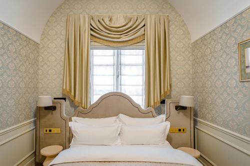 a bedroom with a large bed and a window at Hotel Unicus Palace Old Town - Destigo Hotels in Kraków