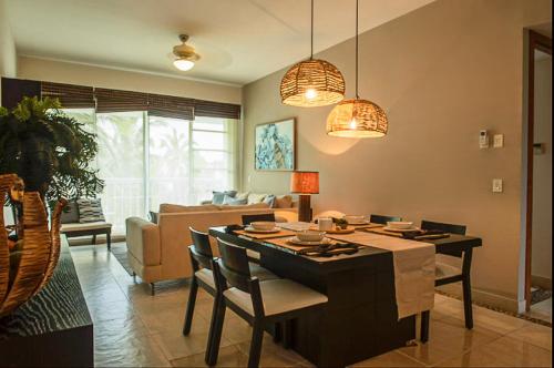 a living room with a table and a couch at Departamento Mayan Lakes T6 - Albercas, club de playa, tenis, pádel y más in Acapulco