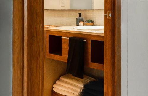 a bathroom with a sink and a towel at Departamento Mayan Lakes T6 - Albercas, club de playa, tenis, pádel y más in Acapulco