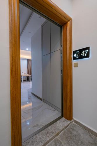 an elevator door in a building with a sign on it at İnci suites & Tatil Evleri in Alanya