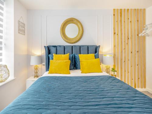 Ένα ή περισσότερα κρεβάτια σε δωμάτιο στο Queens Apartment