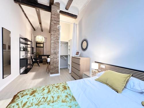 a bedroom with a bed and a living room at EcoCasa 12PAX perfecta grupos, reforma lujo, junto parada Burjassot metrovalencia, cerca centro Valencia y playa, lavadora, secadora equipamiento total in Burjasot