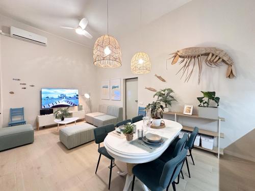 a living room with a white table and chairs at EcoCasa 12PAX perfecta grupos, reforma lujo, junto parada Burjassot metrovalencia, cerca centro Valencia y playa, lavadora, secadora equipamiento total in Burjasot