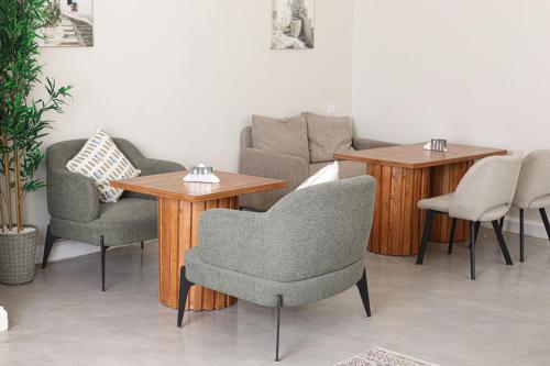 a group of chairs and tables in a room at شقق دور وارف للشقق المخدومة Dor WAREF FOR SERVICED APARTME in Al Kharj