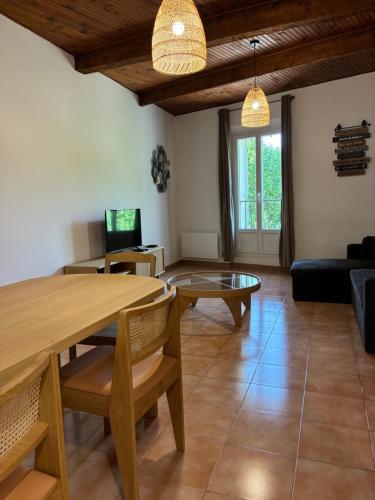 un salon avec une table et un canapé dans l'établissement Les Allée, à Riez