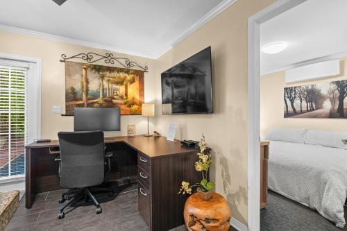 an office with a desk and a computer in a bedroom at Luxury Retreat in Vancouver in Vancouver