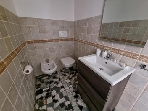a bathroom with a sink and a toilet at Templari Suite in Mesagne