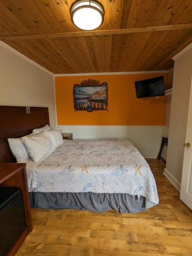 Ένα ή περισσότερα κρεβάτια σε δωμάτιο στο Riverboat Inn & Suites