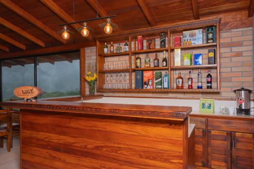El salón o zona de bar de Cabañas Las Nubes