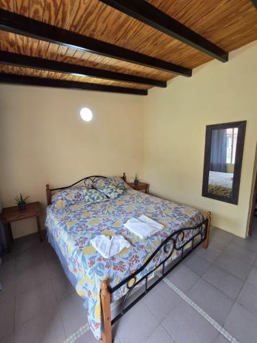 a bedroom with a bed in a room at Posada La Luz del Caribe in La Mira