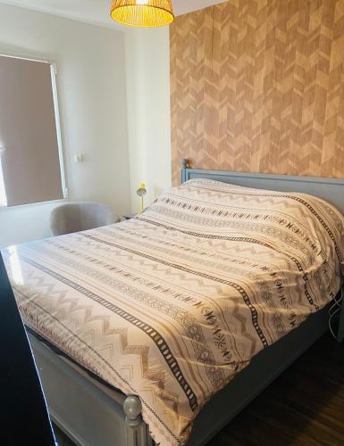 - un grand lit dans une chambre avec un grand couvre-lit dans l'établissement Galloyer House, à Mulsanne