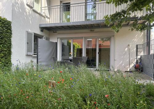 a house with a garden with flowers in the yard at Charmante Ferienwohnung in bester Lage in Feldkirch
