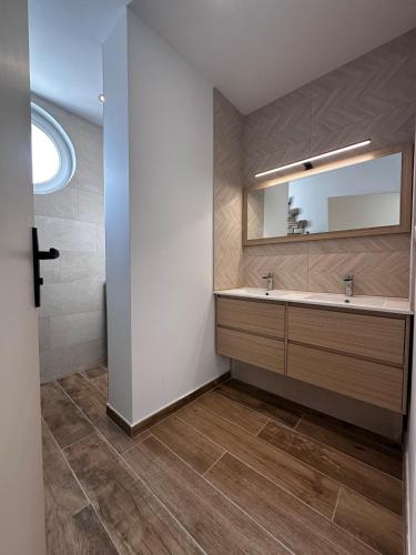 une salle de bain avec deux lavabos et un miroir dans l'établissement La Parenthèse - Proche de la Gare - Parking, à Valence