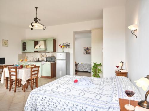 a room with a kitchen and a table with a bed at Casa Vacanze Santa Caterina in Asciano
