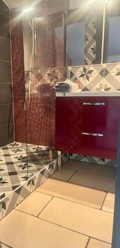 La salle de bains est pourvue d'une armoire en verre avec un miroir. dans l'établissement Gîte du Haras du Suet, 