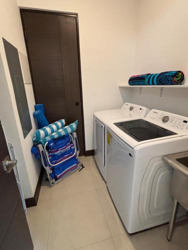a kitchen with a washing machine and a sink at Casa La Junglita in Paraíso